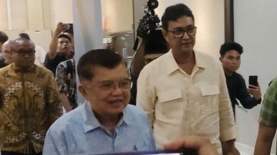 Jusuf Kalla dadang ke Bareskrim Polri bersama kuasa hukumnya Abdul Haji Talaohu. (Antara)