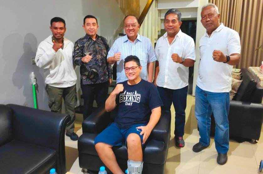 Ketua Umum KONI Pusat Letjen YNU Purn Marciano Norman dan rombongan memberikan semangat kepada Pino Bahari. (Dok KONI) Ketua Umum KONI Pusat Letjen YNU Purn Marciano Norman dan rombongan memberikan semangat kepada Pino Bahari. (Dok KONI)